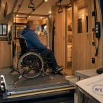 Van aménagé handicap : intérieur PMR avec plateforme élévatrice et fauteuil roulant