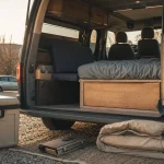 Van Toyota aménagé avec kit amovible sur parking