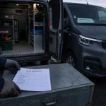 Camions Peugeot : fourgon utilitaire atelier gris portes ouvertes