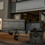 Mil remorques albi : entrée atelier de remorques, mécanicien et remorque utilitaire