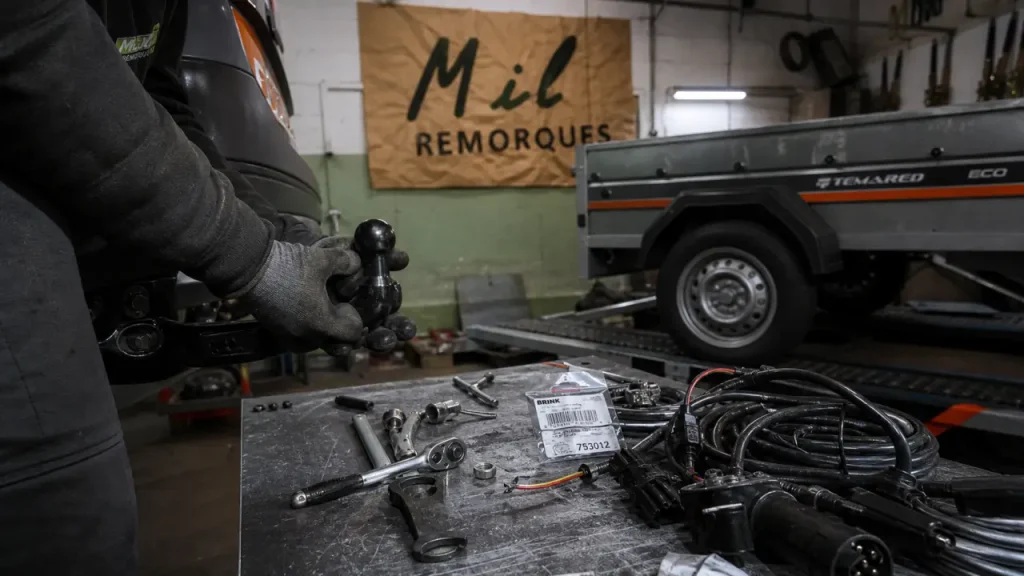 mil remorques auriol : technicien pose une rotule d’attelage en atelier