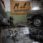 mil remorques auriol : technicien pose une rotule d’attelage en atelier