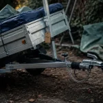 Remorques bagages : remorque acier galvanisé chargée, attelage et sécurité visibles