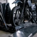 Remorques moto Cochet : chargement sans rampe, plateau abaissé, rangement vertical