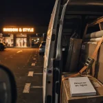 Super U location utilitaire : camionnette et sangles d’arrimage sur parking