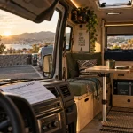Camions amenages : fourgon aménagé compact, isolation et panneau solaire